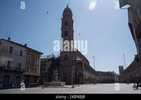 La piazza centrale di Faenza, costruita nel 15th ° secolo, completamente deserta durante il periodo di chiusura a causa del coronavirus. Faenza, 15th aprile 2020. (Foto di Andrea Savorani Neri/NurPhoto) Foto Stock