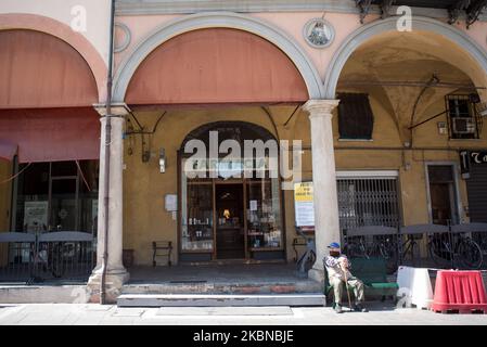 La piazza centrale di Faenza, costruita nel 15th ° secolo, completamente deserta durante il periodo di chiusura a causa del coronavirus. Faenza, 15th aprile 2020. (Foto di Andrea Savorani Neri/NurPhoto) Foto Stock