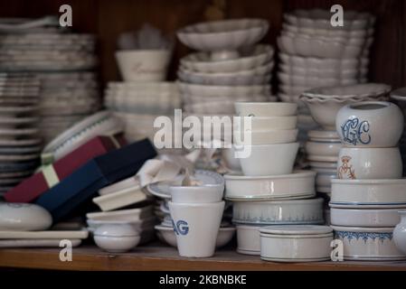 Lo showroom di Antonietta Mazzotti, annesso alla sua bottega di ceramica. Le produzioni Mazzotti-Emaldi sono famose in tutto il mondo. Il laboratorio Mazzotti-Emaldi è chiuso durante il periodo di quarantena del coronavirus ma Anotonietta può continuare a lavorare, da sola, in quanto il suo laboratorio è annesso alla sua casa. Errano, 22 aprile 2020. (Foto di Andrea Savorani Neri/NurPhoto) Foto Stock