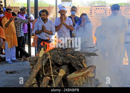 Fratello e moglie del colonnello. Gli Ashutosh Sharma compirono gli ultimi riti sulle spoglie mortali del martire , che fu tra i cinque uomini di sicurezza martirizzati durante un incontro con i militanti a Handwara (nel Nord Kashmir), a Jaipur, Rajasthan, India, maggio 05,2020. (Foto di Vishal Bhatnagar/NurPhoto) Foto Stock