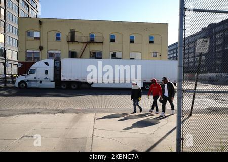 Una vista del 39th St. Pier il 5 maggio 2020 nel quartiere di Brooklyn a New York City. Il Medical Examiner di New York City sta attualmente gestendo un disastro a lungo termine presso il 39th St. Pier di Brooklyn, dove i resti umani saranno conservati all'interno dei camion dei congelatori, nel tentativo di fornire sollievo ai direttori funebri sopraffatti dalla crisi del COVID-19. (Foto di John Nacion/NurPhoto) Foto Stock