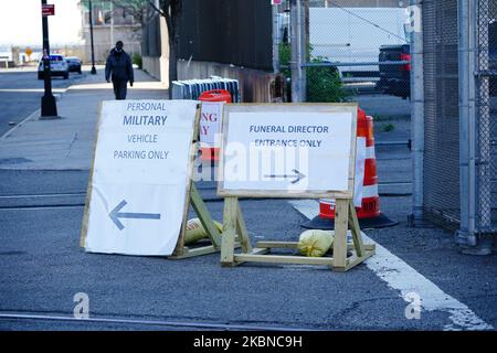 Una vista del 39th St. Pier il 5 maggio 2020 nel quartiere di Brooklyn a New York City. Il Medical Examiner di New York City sta attualmente gestendo un disastro a lungo termine presso il 39th St. Pier di Brooklyn, dove i resti umani saranno conservati all'interno dei camion dei congelatori, nel tentativo di fornire sollievo ai direttori funebri sopraffatti dalla crisi del COVID-19. (Foto di John Nacion/NurPhoto) Foto Stock