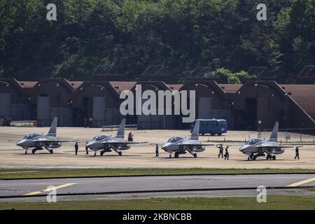 Corea del Sud gli Airfighters volano e atterrano il loro trivello annuale sul cielo in Corea del Sud, a Yecheon, il 6 maggio 2020. La Corea del Nord sembra essere prossima al completamento di un impianto missilistico balistico con la capacità di testare-fuoco missili balistici intercontinentali, un esperto con un think tank USA ha detto Martedì. (Foto di Seung-il Ryu/NurPhoto) Foto Stock