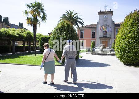 Una coppia anziana va per una passeggiata a Norena, Spagna, il 6 maggio 2020 tenendo le mani durante le ore che il governo spagnolo ha fissato per il tempo libero per gli anziani. Il terzo giorno della fase 0 decretata dal governo spagnolo. I cittadini spagnoli possono lasciare la casa per camminare e fare esercizio all'aperto, ma solo in determinati fusi orari e divisi per età. Possono anche approfittare di andare al parrucchiere e continuare i loro acquisti nel piccolo negozio. (Foto di Alvaro Fuente/NurPhoto) Foto Stock