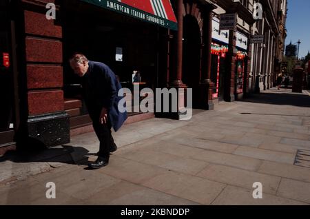 Un uomo anziano passa accanto a pub e ristoranti chiusi in un vicino deserto Whitehall a Londra, Inghilterra, il 6 maggio 2020. La Gran Bretagna è ormai ben entrata nella sua settima settimana di blocco del coronavirus, anche se si prevede che questa domenica sarà annunciato un leggero allentamento delle restrizioni, insieme a un calendario per ulteriori 'agevolazioni' nei prossimi mesi. Secondo le cifre attuali del Dipartimento della Salute e dell'assistenza sociale del Regno Unito, i decessi di Covid-19 in tutto il paese hanno raggiunto nel frattempo 30.076. La cifra è attualmente considerata la più alta in Europa, anche se gli esperti hanno avvertito che potrebbe essere som Foto Stock