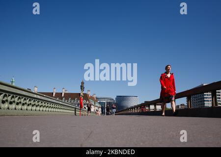 La gente cammina attraverso un vicino-deserted Westminster Bridge a Londra, Inghilterra, il 6 maggio 2020. La Gran Bretagna è ormai ben entrata nella sua settima settimana di blocco del coronavirus, anche se si prevede che questa domenica sarà annunciato un leggero allentamento delle restrizioni, insieme a un calendario per ulteriori 'agevolazioni' nei prossimi mesi. Secondo le cifre attuali del Dipartimento della Salute e dell'assistenza sociale del Regno Unito, i decessi di Covid-19 in tutto il paese hanno raggiunto nel frattempo 30.076. La cifra è attualmente considerata la più alta in Europa, anche se gli esperti hanno avvertito che potrebbe essere qualche mese prima di un accurato comp Foto Stock