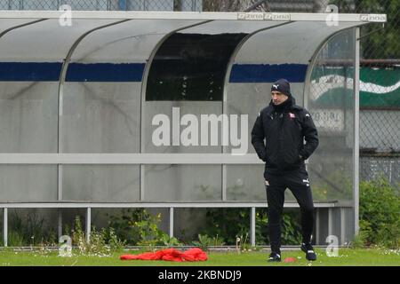 I giocatori di Cracovia visti durante il primo allenamento dopo una pausa causata dall'epidemia di coronavirus. Tutti i club del PKO polacco Ekstraklasa hanno ricevuto un "semaforo verde" dal Comitato medico PZPN per organizzare la formazione di gruppo. Questa decisione è stata presa dopo che i club hanno ricevuto i risultati dei test SARS-COV-2 sui loro giocatori e altri membri della squadra. Giovedì 7 maggio 2020, a Cracovia, Polonia. (Foto di Artur Widak/NurPhoto) Foto Stock