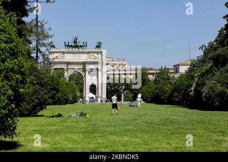 Vista generale del Parco Sempione Milano dopo l'allentamento del blocco, 07 maggio 2020. (Foto di Mairo Cinquetti/NurPhoto) Foto Stock