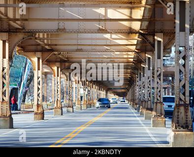 Traffico sotto uno dei molti treni sopraelevati di Chicago Foto Stock