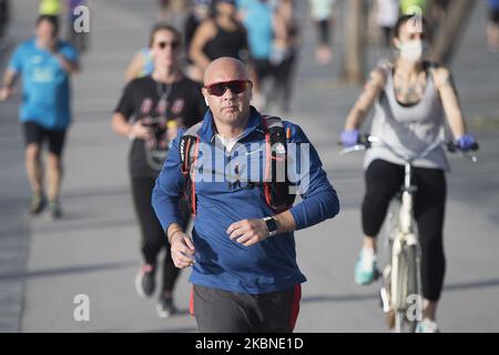 Migliaia di persone corrono lungo il lungomare di Barcellona dopo aver rilasciato la pratica dello sport nel bel mezzo della crisi del Coronavirus-COVID19 a Barcellona, Catalogna, Spagna il 2 maggio 2020. (Foto di Albert Llop/NurPhoto) Foto Stock