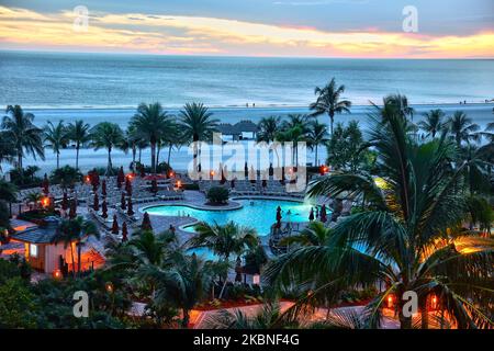 Tramonto visto lungo il Golfo del Messico sulla spiaggia di South Marco sull'isola di Marco, Florida, Stati Uniti. (Foto di Creative Touch Imaging Ltd./NurPhoto) Foto Stock