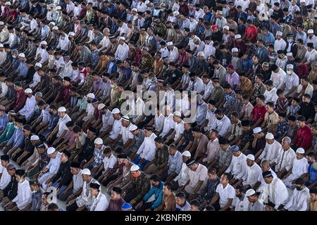 Gli uomini musulmani indonesiani assistono alle preghiere del venerdì, nel mese santo del Ramadan, presso una moschea in mezzo alle preoccupazioni dell'epidemia di coronavirus venerdì 8 maggio 2020, a Lhokseumawe, Aceh, Indonesia. Aceh è l'unica provincia conservatrice in Indonesia, non hanno restrizioni al culto insieme nelle moschee durante il mese santo del Ramadan, nonostante le preoccupazioni della nuova epidemia di coronavirus. Il Consiglio di Aceh Ulema consente preghiere quotidiane ogni giorno, purché seguano i protocolli sanitari annunciati, come continuare a indossare maschere e portare i propri tappeti di preghiera. Ultime relazioni sui casi COVID-19, governo indonesiano Foto Stock