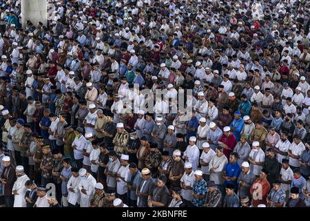 Gli uomini musulmani indonesiani assistono alle preghiere del venerdì, nel mese santo del Ramadan, presso una moschea in mezzo alle preoccupazioni dell'epidemia di coronavirus venerdì 8 maggio 2020, a Lhokseumawe, Aceh, Indonesia. Aceh è l'unica provincia conservatrice in Indonesia, non hanno restrizioni al culto insieme nelle moschee durante il mese santo del Ramadan, nonostante le preoccupazioni della nuova epidemia di coronavirus. Il Consiglio di Aceh Ulema consente preghiere quotidiane ogni giorno, purché seguano i protocolli sanitari annunciati, come continuare a indossare maschere e portare i propri tappeti di preghiera. Ultime relazioni sui casi COVID-19, governo indonesiano Foto Stock