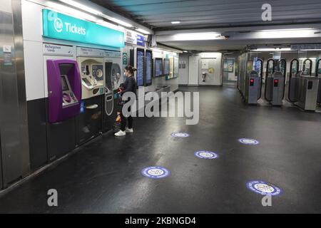 Due giorni prima della fine del blocco a causa del coronavirus COVID-19, la metropolitana di Parigi sta preparando e attaccando informazioni temporanee per mantenere le distanze sociali. Il 11 maggio sarà obbligatorio indossare una maschera sui mezzi di trasporto pubblici della metropolitana di Parigi. Parigi, Francia, il 9 2020 maggio. (Foto di Adnan Farzat/NurPhoto) Foto Stock