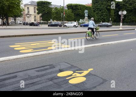 Due giorni prima della fine del blocco a causa del coronavirus COVID-19, il municipio di Parigi si sta preparando e la pista ciclabile temporanea sono fatti per aiutare le persone a utilizzare di più la loro bicicletta ed evitare il trasporto pubblico a Parigi, in Francia, il 9 2020 maggio. (Foto di Adnan Farzat/NurPhoto) Foto Stock