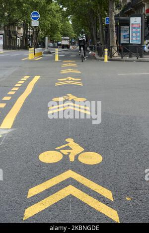 Due giorni prima della fine del blocco a causa del coronavirus COVID-19, il municipio di Parigi si sta preparando e la pista ciclabile temporanea sono fatti per aiutare le persone a utilizzare di più la loro bicicletta ed evitare il trasporto pubblico a Parigi, in Francia, il 9 2020 maggio. (Foto di Adnan Farzat/NurPhoto) Foto Stock