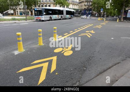 Due giorni prima della fine del blocco a causa del coronavirus COVID-19, il municipio di Parigi si sta preparando e la pista ciclabile temporanea sono fatti per aiutare le persone a utilizzare di più la loro bicicletta ed evitare il trasporto pubblico a Parigi, in Francia, il 9 2020 maggio. (Foto di Adnan Farzat/NurPhoto) Foto Stock