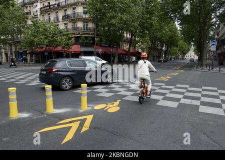 Due giorni prima della fine del blocco a causa del coronavirus COVID-19, il municipio di Parigi si sta preparando e la pista ciclabile temporanea sono fatti per aiutare le persone a utilizzare di più la loro bicicletta ed evitare il trasporto pubblico a Parigi, in Francia, il 9 2020 maggio. (Foto di Adnan Farzat/NurPhoto) Foto Stock