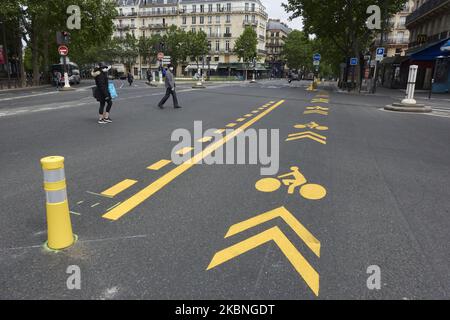 Due giorni prima della fine del blocco a causa del coronavirus COVID-19, il municipio di Parigi si sta preparando e la pista ciclabile temporanea sono fatti per aiutare le persone a utilizzare di più la loro bicicletta ed evitare il trasporto pubblico a Parigi, in Francia, il 9 2020 maggio. (Foto di Adnan Farzat/NurPhoto) Foto Stock