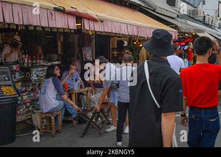 Turisti senza maschere per il viso bere in grog shop al mercato del fine settimana di Chatuchak il 9 maggio 2020 a Bangkok, Thailandia. Chatuchal mercato fine settimana (JJ Market) è il più grande mercato in Thailandia, ha più di 15.000 bancarelle e 11.500 venditori, riaperto dopo la chiusura dopo la crisi del coronavirus in Thailandia. (Foto di Vachira Vachira/NurPhoto) Foto Stock