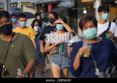 Shoppers wearing a face mask as a preventive measure at Chatuchak weekend market on May 9, 2020 in Bangkok, Thailand. Chatuchal weekend market (JJ Market) is largest market in Thailand, It has more than 15,000 stalls and 11,500 vendors, Reopen after closed since coronavirus crisis in Thailand. (Photo by Vachira Vachira/NurPhoto) Stock Photo