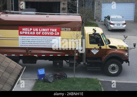 Firmi su un camion di spazzatura che descrive le regole per proteggere gli operai di igiene dal coronavirus nuovo (COVID-19) a Toronto, Ontario, Canada il 07 maggio 2020. (Foto di Creative Touch Imaging Ltd./NurPhoto) Foto Stock