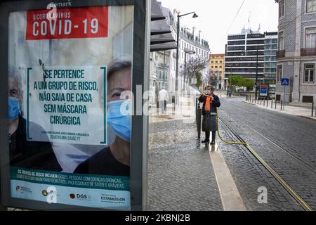 Un team di igiene urbana si lava con ipoclorito di sodio le strade del quartiere Estrela di Lisbona considerate più critiche, come le aree turistiche e fortemente popolate, anche quelle associate a interfacce di trasporto, ristoranti e altri punti commerciali. 10 maggio, 2020. Nonostante l'abolizione delle misure di emergenza che limitano il transito libero e l'imposizione di una quarantena obbligatoria, le istituzioni del governo portoghese continuano a realizzare i loro progetti di sostegno ai cittadini di fronte all'anticipo del COVID-19. Il Consiglio comunitario di Estrela è stato un Foto Stock