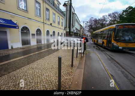 Un team di igiene urbana si lava con ipoclorito di sodio le strade del quartiere Estrela di Lisbona considerate più critiche, come le aree turistiche e fortemente popolate, anche quelle associate a interfacce di trasporto, ristoranti e altri punti commerciali. 10 maggio, 2020. Nonostante l'abolizione delle misure di emergenza che limitano il transito libero e l'imposizione di una quarantena obbligatoria, le istituzioni del governo portoghese continuano a realizzare i loro progetti di sostegno ai cittadini di fronte all'anticipo del COVID-19. Il Consiglio comunitario di Estrela è stato un Foto Stock