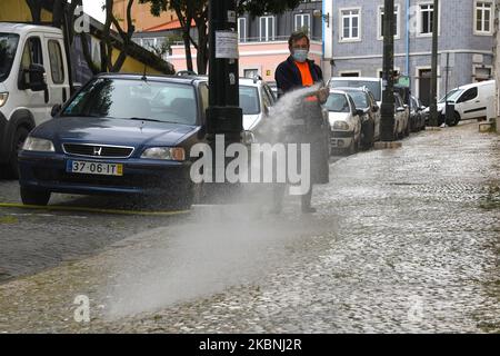 Un team di igiene urbana si lava con ipoclorito di sodio le strade del quartiere Estrela di Lisbona considerate più critiche, come le aree turistiche e fortemente popolate, anche quelle associate a interfacce di trasporto, ristoranti e altri punti commerciali. 10 maggio, 2020. Nonostante l'abolizione delle misure di emergenza che limitano il transito libero e l'imposizione di una quarantena obbligatoria, le istituzioni del governo portoghese continuano a realizzare i loro progetti di sostegno ai cittadini di fronte all'anticipo del COVID-19. Il Consiglio comunitario di Estrela è stato un Foto Stock