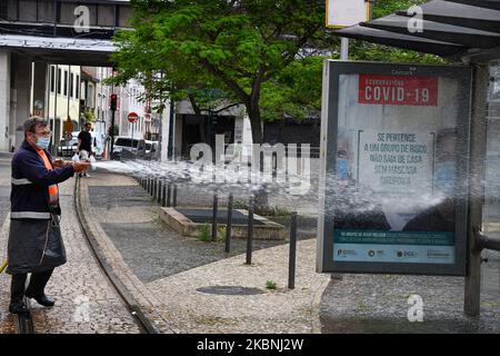 Un team di igiene urbana si lava con ipoclorito di sodio le strade del quartiere Estrela di Lisbona considerate più critiche, come le aree turistiche e fortemente popolate, anche quelle associate a interfacce di trasporto, ristoranti e altri punti commerciali. 10 maggio, 2020. Nonostante l'abolizione delle misure di emergenza che limitano il transito libero e l'imposizione di una quarantena obbligatoria, le istituzioni del governo portoghese continuano a realizzare i loro progetti di sostegno ai cittadini di fronte all'anticipo del COVID-19. Il Consiglio comunitario di Estrela è stato un Foto Stock