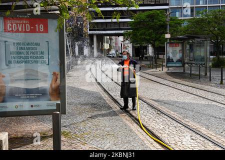 Un team di igiene urbana si lava con ipoclorito di sodio le strade del quartiere Estrela di Lisbona considerate più critiche, come le aree turistiche e fortemente popolate, anche quelle associate a interfacce di trasporto, ristoranti e altri punti commerciali. 10 maggio, 2020. Nonostante l'abolizione delle misure di emergenza che limitano il transito libero e l'imposizione di una quarantena obbligatoria, le istituzioni del governo portoghese continuano a realizzare i loro progetti di sostegno ai cittadini di fronte all'anticipo del COVID-19. Il Consiglio comunitario di Estrela è stato un Foto Stock