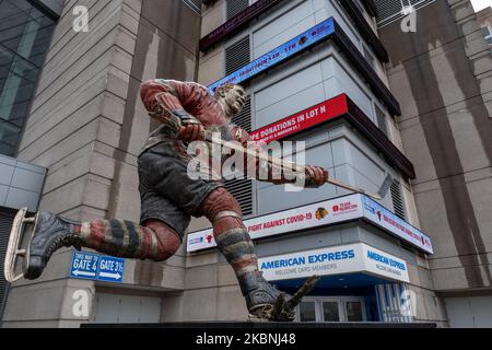 Una statua di Bobby Hull si trova fuori dallo United Center sulla scia della pandemia di Coronavirus COVID-19, venerdì 17 aprile 2020, a Chicago, Illinois, Stati Uniti. (Foto di Jason Whitman/NurPhoto) Foto Stock