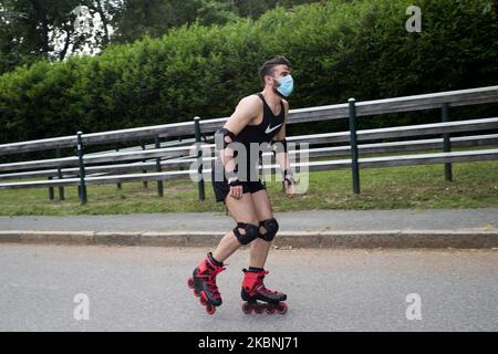 A skater in action at Parco del Valentino (Valentino Park) during first weekend of phase two (2) of COVID-19 coronavirus emergency, in Turin, Italy, on May 9, 2020. During phase two Italians are allowed to return to work, to see their relatives, to do outdoor sports activities. (Photo by Mauro Ujetto/NurPhoto) Stock Photo