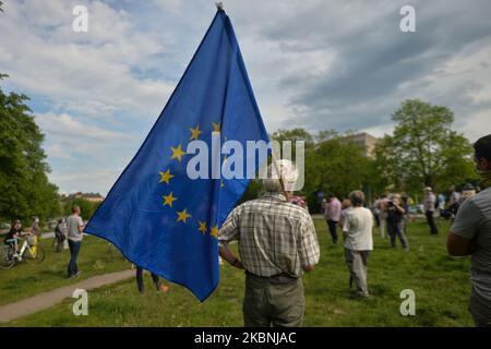 Un attivista del Comitato per la Difesa della democrazia (KOD) detiene la bandiera dell'UE durante una finta elezione al Blonia Park di Cracovia. Le elezioni si sono svolte oggi, ma sono state sospese in seguito a un dibattito su come e quando si poteva votare in modo sicuro durante la pandemia di coronavirus. Il governo aveva proposto un voto a carattere postale, ma le critiche al piano e i complicati preparativi hanno portato al rinvio annunciato solo mercoledì scorso. Domenica 10 maggio 2020 a Cracovia, Polonia. (Foto di Artur Widak/NurPhoto) Foto Stock