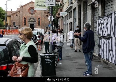 Banner a sostegno di Silvia Romano, a Milano, Italia, il 10 maggio 2020. Silvia Romano, la donna rapita nel novembre 2018 in Kenya, è stata rilasciata ieri sera in Somalia dall'intelligence italiana e dalle forze turche. (Foto di Mairo Cinquetti/NurPhoto) Foto Stock