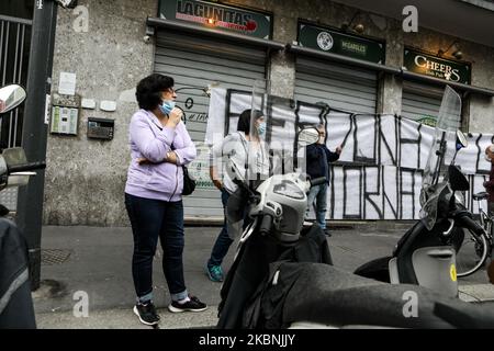 Banner a sostegno di Silvia Romano, a Milano, Italia, il 10 maggio 2020. Silvia Romano, la donna rapita nel novembre 2018 in Kenya, è stata rilasciata ieri sera in Somalia dall'intelligence italiana e dalle forze turche. (Foto di Mairo Cinquetti/NurPhoto) Foto Stock