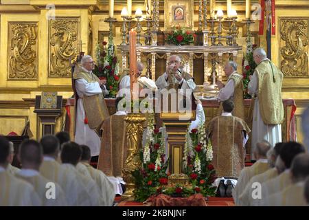 Mons. Waclaw Depo, Arcivescovo di Czestochowa, dirige la Santa Messa in occasione della festa di San Stanislao, vescovo e martire, principale patrono della Polonia, con la partecipazione dell'Episcopato Polacco. Domenica 10 maggio 2020, nella Cattedrale di Wawel, Cracovia, Polonia. (Foto di Artur Widak/NurPhoto) Foto Stock