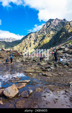 Luglio 14th 2022, Himachal Pradesh India. I devoti che offrono le loro preghiere al lago Nain Sarovar durante Shrikhand Mahadev Kailash Yatra nell'Himalay Foto Stock