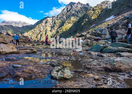 Luglio 14th 2022, Himachal Pradesh India. I devoti che offrono le loro preghiere al lago Nain Sarovar durante Shrikhand Mahadev Kailash Yatra nell'Himalay Foto Stock