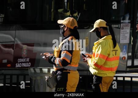 Agenti della Traffic Engineering Company, ispezionare l'espansione della rotazione su Avenida Paulista, nella regione centrale della città di Sao Paulo, Brasile il 11 maggio 2020 durante il periodo di quarantena in vigore nello stato a causa della pandemia del nuovo coronavirus. Oggi, a causa della pandemia, sta cominciando ad avere effetto l'implementazione della rotazione delle auto ampliata e più restrittiva in tutta la città. La misura è stata annunciata giovedì 07 e pubblicata con decreto nella Gazzetta ufficiale venerdì 08. Le auto con piastre a estremità pari potranno funzionare solo in giorni pari e i veicoli con spirito Foto Stock