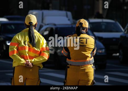 Agenti della Traffic Engineering Company, ispezionare l'espansione della rotazione su Avenida Paulista, nella regione centrale della città di Sao Paulo, Brasile il 11 maggio 2020 durante il periodo di quarantena in vigore nello stato a causa della pandemia del nuovo coronavirus. Oggi, a causa della pandemia, sta cominciando ad avere effetto l'implementazione della rotazione delle auto ampliata e più restrittiva in tutta la città. La misura è stata annunciata giovedì 07 e pubblicata con decreto nella Gazzetta ufficiale venerdì 08. Le auto con piastre a estremità pari potranno funzionare solo in giorni pari e i veicoli con spirito Foto Stock