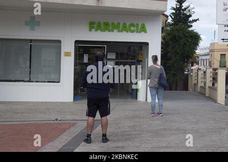 La gente attende di ritirare le FFP2 maschere gratuite acquistate dal governo della Comunità di Madrid, nel bel mezzo della chiusura nazionale per prevenire la diffusione della nuova pandemia di coronavirus (COVID-19) a Madrid, in Spagna, il 11 maggio 2020 in totale, Sette milioni di dispositivi che saranno distribuiti attraverso i 2.882 uffici farmaceutici a Madrid nelle prossime due settimane. (Foto di Oscar Gonzalez/NurPhoto) Foto Stock