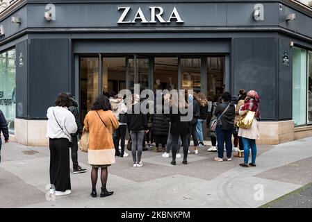 Molti clienti del negozio di abbigliamento Zara sono in fila di fronte all'ingresso del negozio senza rispettare le distanze di sicurezza sanitaria questo Lunedi, 11 maggio 2020 a Parigi, Il primo giorno della revoca del blocco della popolazione francese causato dalla pandemia di coronavirus COVID-19 che durerà 55 giorni, e che i parigini stanno tornando in strada e trasporti pubblici con il rilassamento delle misure di allontanamento sociale e la riapertura di alcuni negozi. (Foto di Samuel Boivin/NurPhoto) Foto Stock