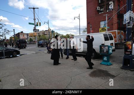 Una vista di un gruppo di ebrei ortodossi che celebrano per le strade durante la pandemia del coronavirus il 11 maggio 2020 a Williamsburg, Brooklyn, New York City. Il COVID-19 si è diffuso nella maggior parte dei paesi del mondo, mietendo oltre 270.000 vittime e riportando oltre 3,9 milioni di infezioni. Una coppia di regine si trova di fronte a accuse dopo aver presunto strappato una maschera facciale di un uomo hassidico e fatto commenti antisemiti relativi a COVID-19. (Foto di John Nacion/NurPhoto) Foto Stock