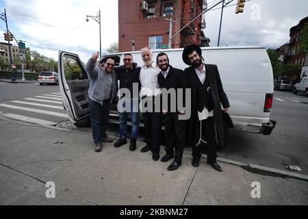 Una vista di un gruppo di ebrei ortodossi che celebrano per le strade durante la pandemia del coronavirus il 11 maggio 2020 a Williamsburg, Brooklyn, New York City. Il COVID-19 si è diffuso nella maggior parte dei paesi del mondo, mietendo oltre 270.000 vittime e riportando oltre 3,9 milioni di infezioni. Una coppia di regine si trova di fronte a accuse dopo aver presunto strappato una maschera facciale di un uomo hassidico e fatto commenti antisemiti relativi a COVID-19. (Foto di John Nacion/NurPhoto) Foto Stock