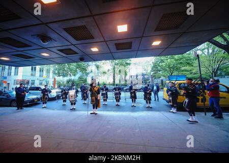 Una vista di NYPD Pipes & Drums della Emerald Society che serenava gli operatori medici al Memorial Sloan Kettering Cancer Center durante la pandemia di coronavirus il 11 maggio 2020 a New York City. Il COVID-19 si è diffuso nella maggior parte dei paesi del mondo, mietendo oltre 270.000 vittime e riportando oltre 3,9 milioni di infezioni. NYPD Pipes & Drums della Emerald Society festeggia il suo 60th° anniversario. (Foto di John Nacion/NurPhoto) Foto Stock