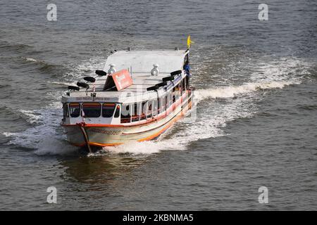 Una barca Chao Phraya Express che trasporta passeggeri dal molo di Nonthaburi al molo di Sathorn durante l'ora di punta il 12 maggio 2020 a Bangkok, Thailandia. (Foto di Vachira Vachira/NurPhoto) Foto Stock