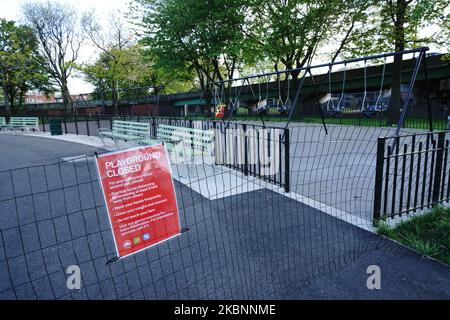 Vista di un parco giochi chiuso per bambini per promuovere l'allontanamento sociale durante la pandemia di coronavirus il 12 maggio 2020 nel Queens borough di New York City. Il COVID-19 si è diffuso nella maggior parte dei paesi del mondo, mietendo oltre 270.000 vittime e riportando oltre 3,9 milioni di infezioni. Il numero di bambini con una condizione infiammatoria rara e potenzialmente mortale probabilmente legata a COVID-19 è aumentato a più di 100 in almeno 14 stati. (Foto di John Nacion/NurPhoto) Foto Stock