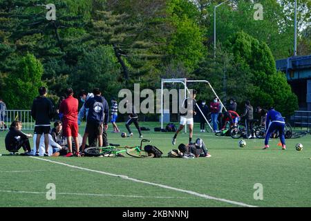 Una vista delle persone che si godono il tempo al Flushing Meadows-Corona Park durante la pandemia di coronavirus il 12 maggio 2020 nel Queens borough di New York City. Il COVID-19 si è diffuso nella maggior parte dei paesi del mondo, mietendo oltre 270.000 vittime e riportando oltre 3,9 milioni di infezioni. (Foto di John Nacion/NurPhoto) Foto Stock