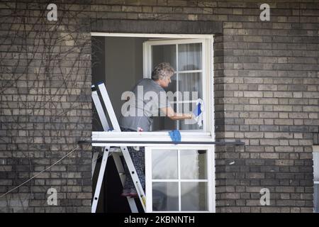 Una donna pulisce le finestre di un monastero a Varsavia, Polonia, il 20 aprile 2020. (Foto di Jaap Arriens/NurPhoto) Foto Stock